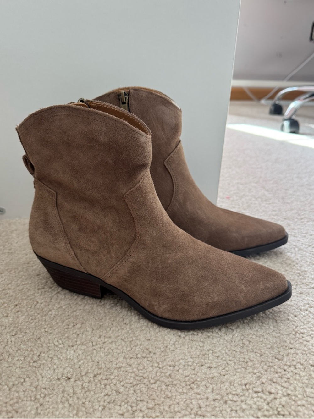 Crown Vintage Women’s Taupe Suede Boots - NEVER WORN